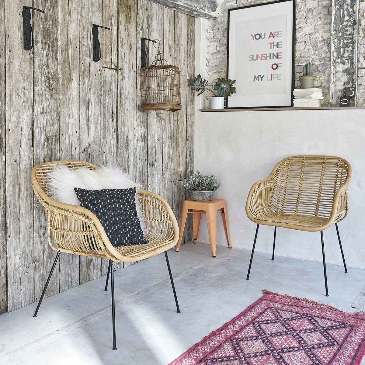 1082B-lot_de_2_fauteuils_en_rotin_et_metal-01.jpg
