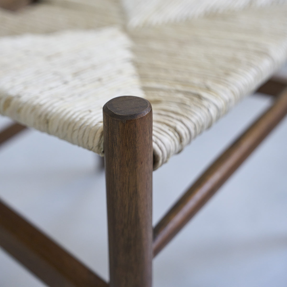 CAMILLE - Stuhl aus massivem Mindi in Walnuss-Finish und natürlichem Seil