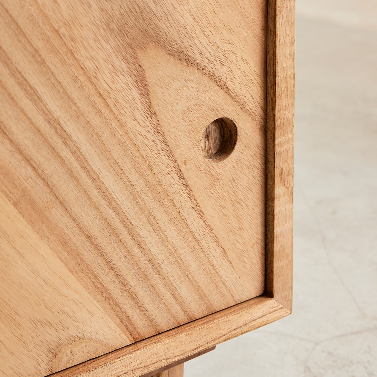 PACÔME - TV-Möbel aus massivem Mindi 135 cm