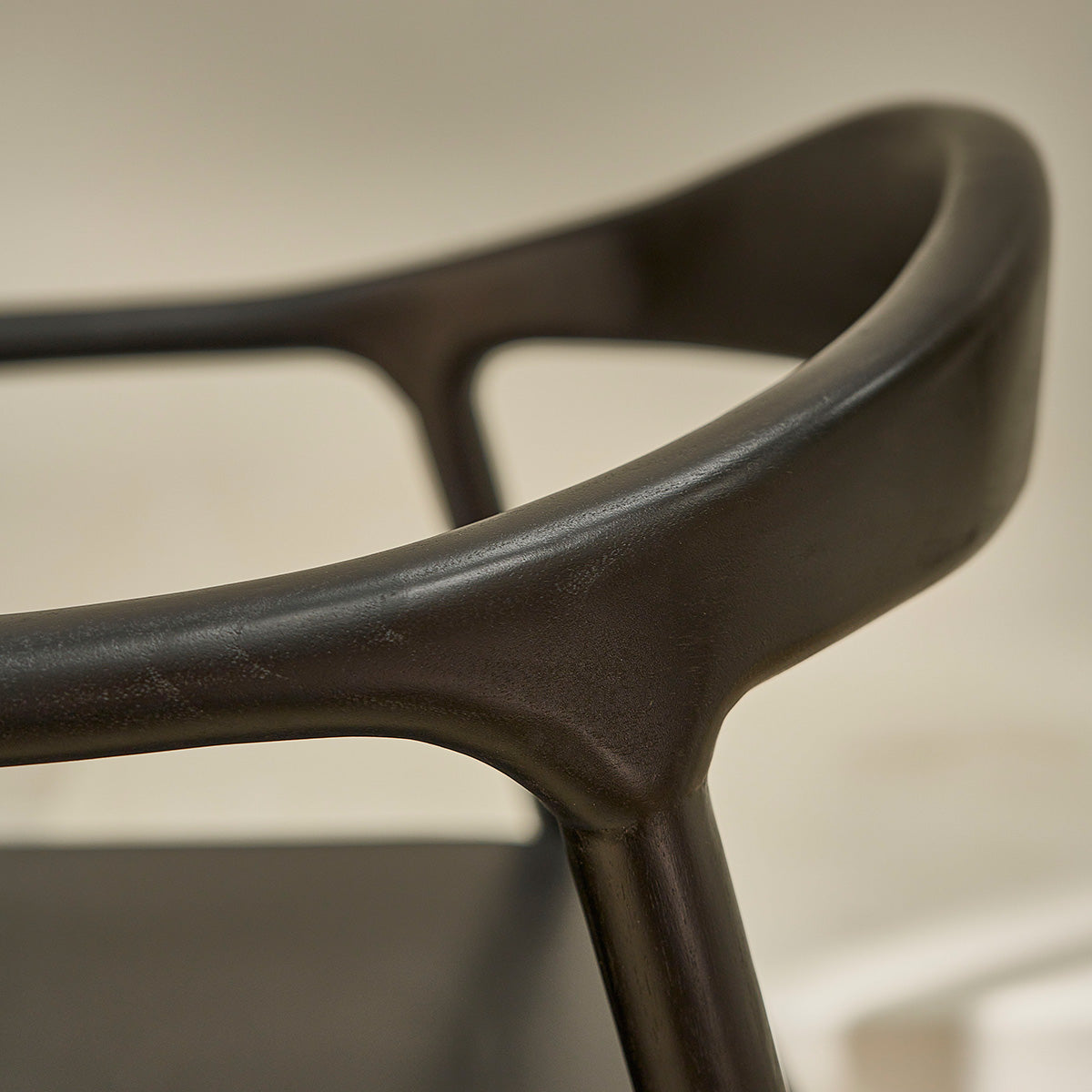 1811B-lot_de_2_chaises_en_teck_massif_noire-06.jpg