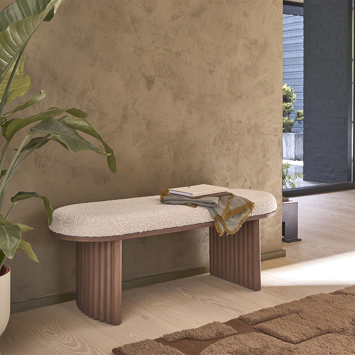 MARLOW - Bank aus massivem Mindi in Walnuss-Finish und Bouclé-Stoff 120 cm