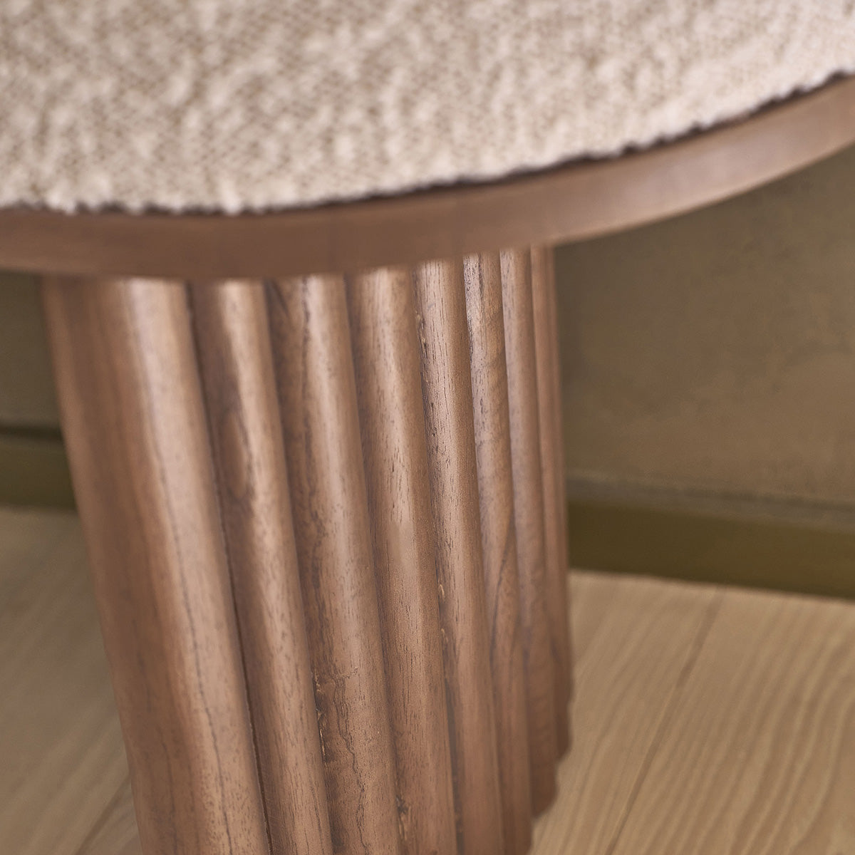 MARLOW - Bank aus massivem Mindi in Walnuss-Finish und Bouclé-Stoff 120 cm