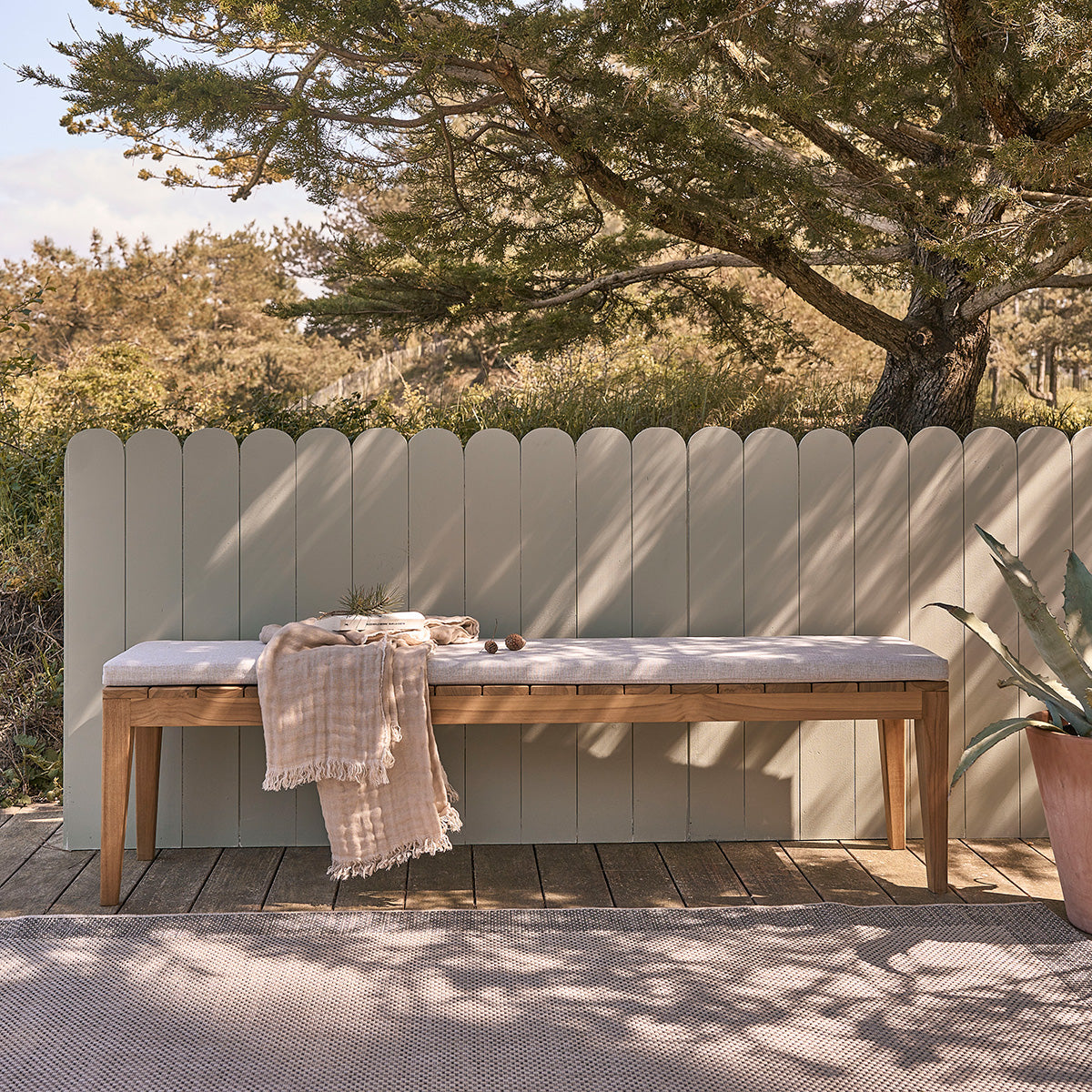 BDJ0003-banc_de_jardin_en_teck_massif_180_cm_avec_coussin-01.jpg