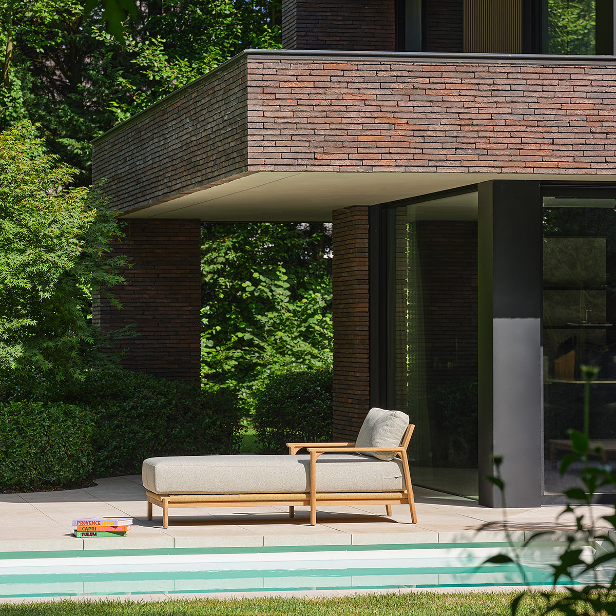 BSS0003-bain_de_soleil_en_teck_massif_avec_coussins_gris_chine-01.jpg