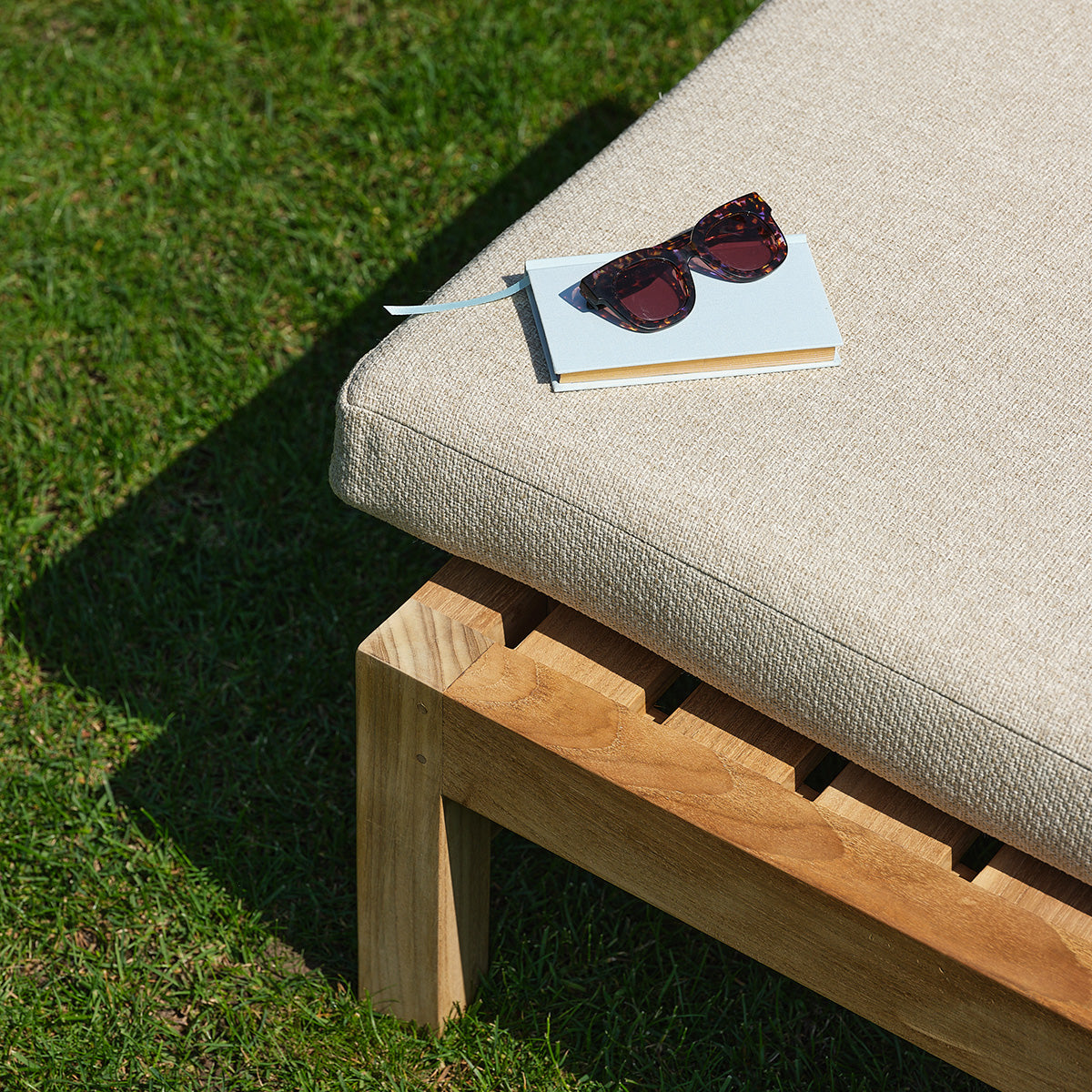 BSS0005-bain_de_soleil_double_inclinable_en_teck_massif_avec_coussins_beige_chine-06.jpg