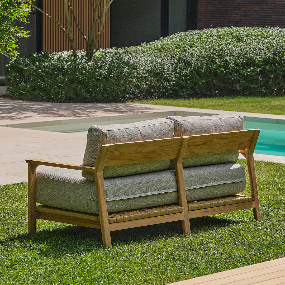 CAJ0004-canape_de_jardin_en_teck_massif_avec_coussins_gris_chine_2_pers-04.jpg
