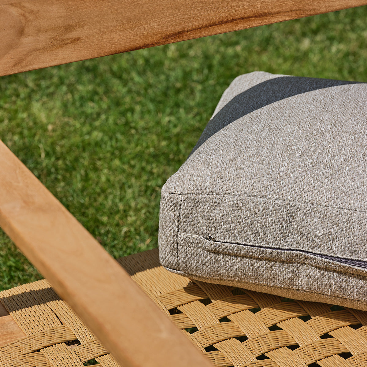 CAJ0004-canape_de_jardin_en_teck_massif_avec_coussins_gris_chine_2_pers-06.jpg