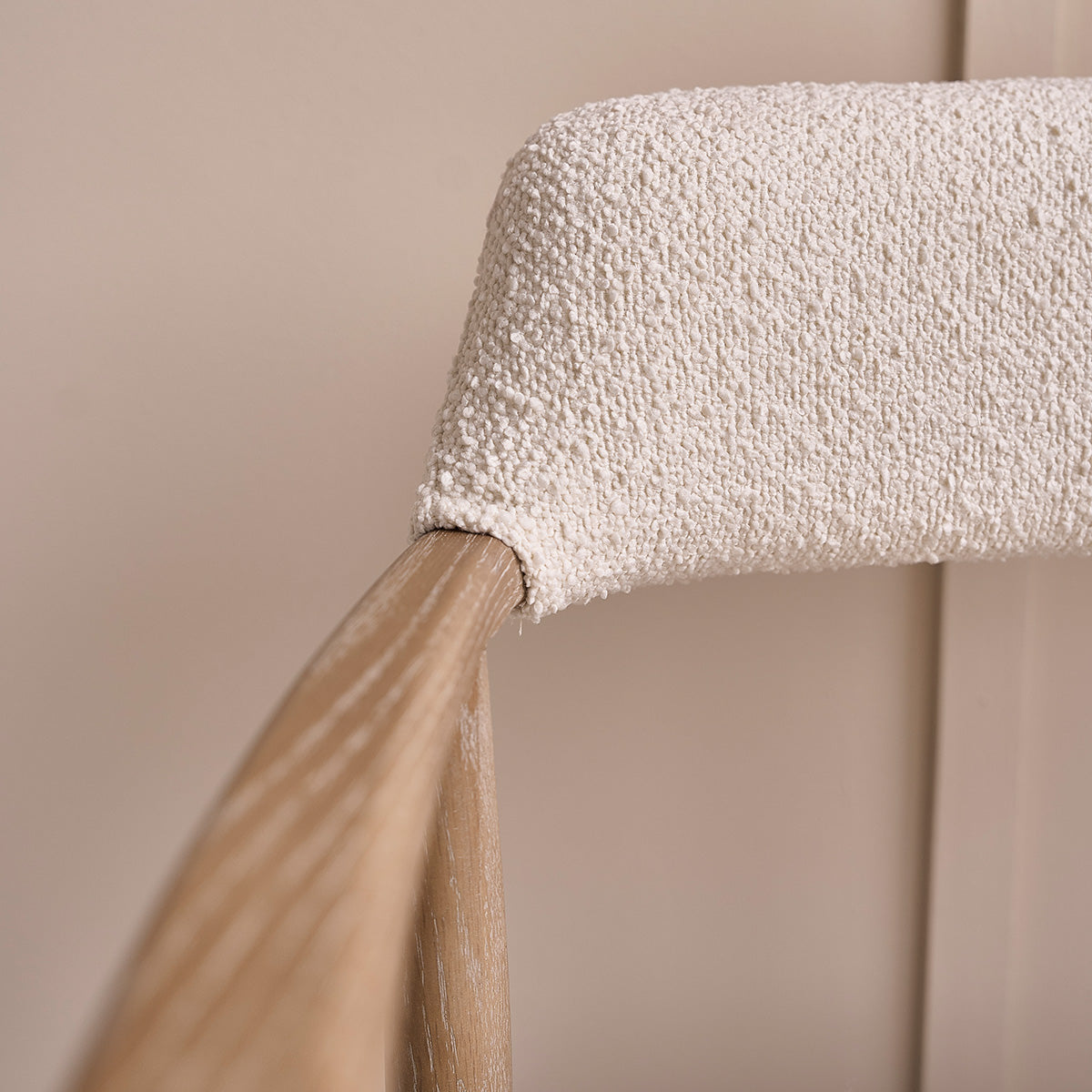 CHA0004-chaise_en_chene_massif_et_tissu_bouclette_ecrue-06.jpg