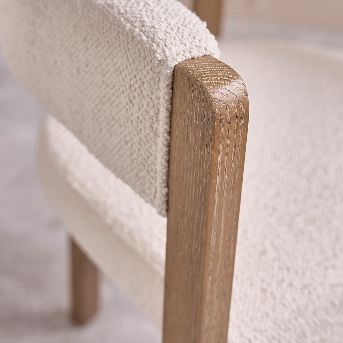 CLÉA - Satz von 2 Stühlen aus Eiche und Bouclé-Stoff