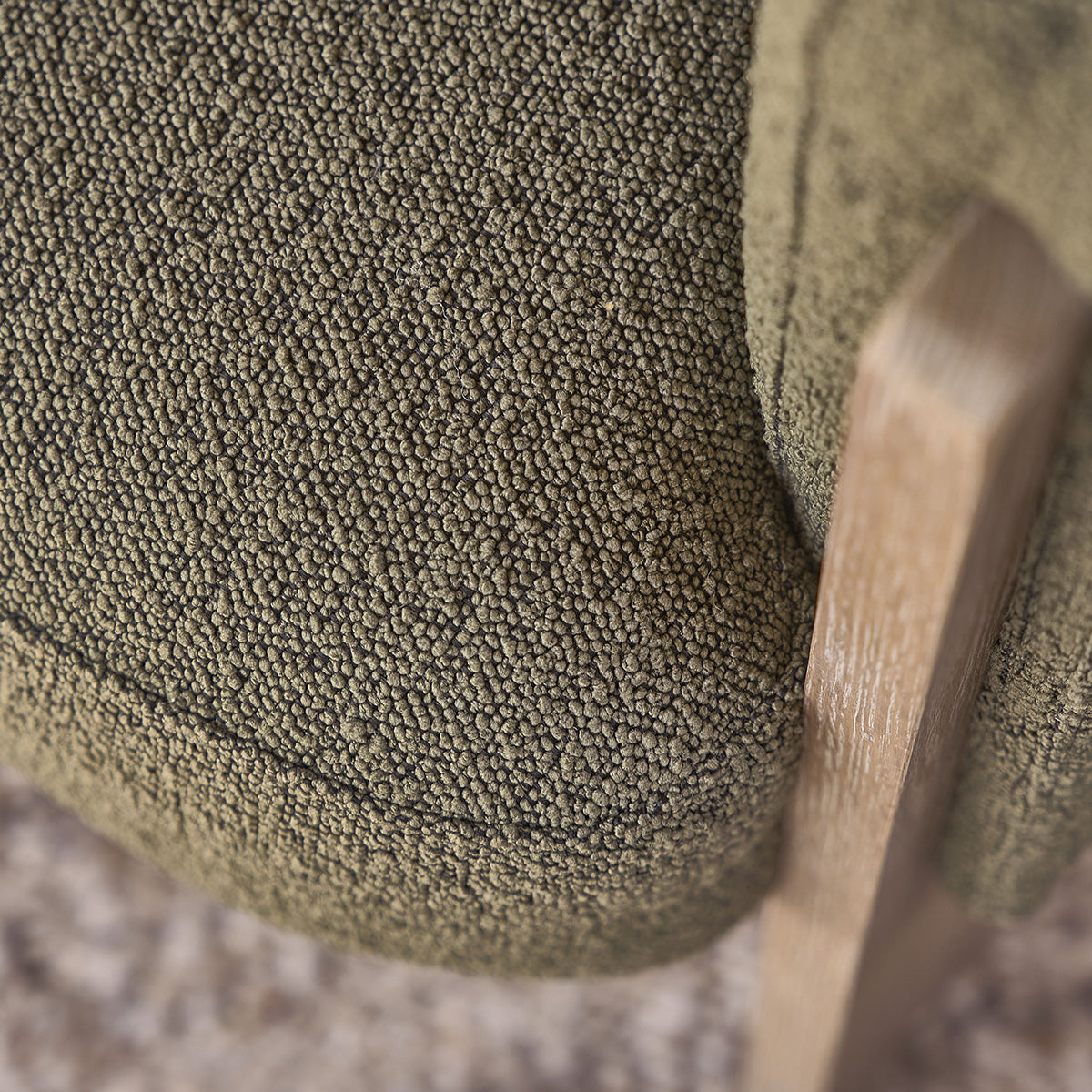 MALO - Sessel aus massiver Eiche und khakifarbenem Bouclé-Stoff