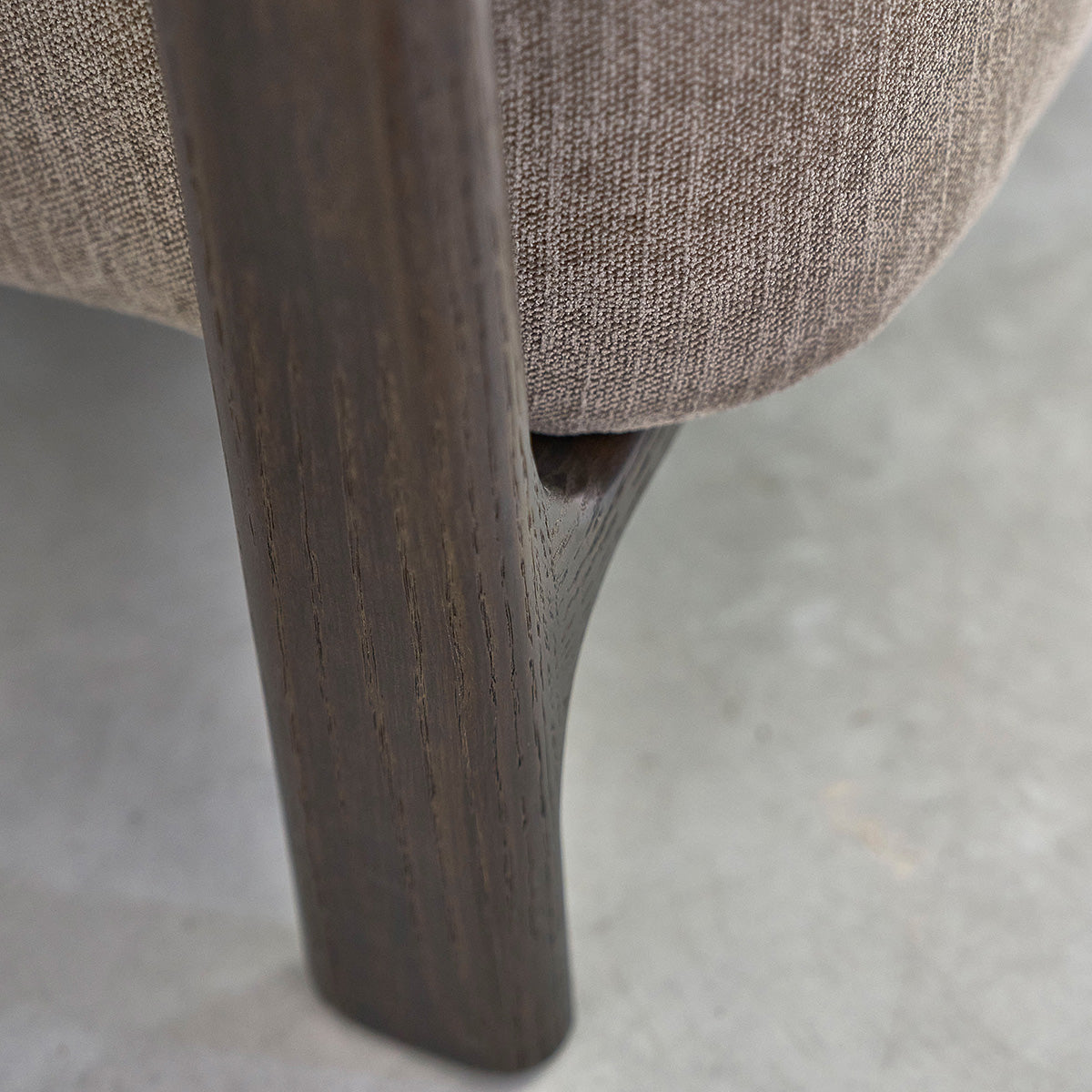 FAU0011-fauteuil_en_chene_massif_finition_noyer_et_tissu_chenille_taupe-07.jpg