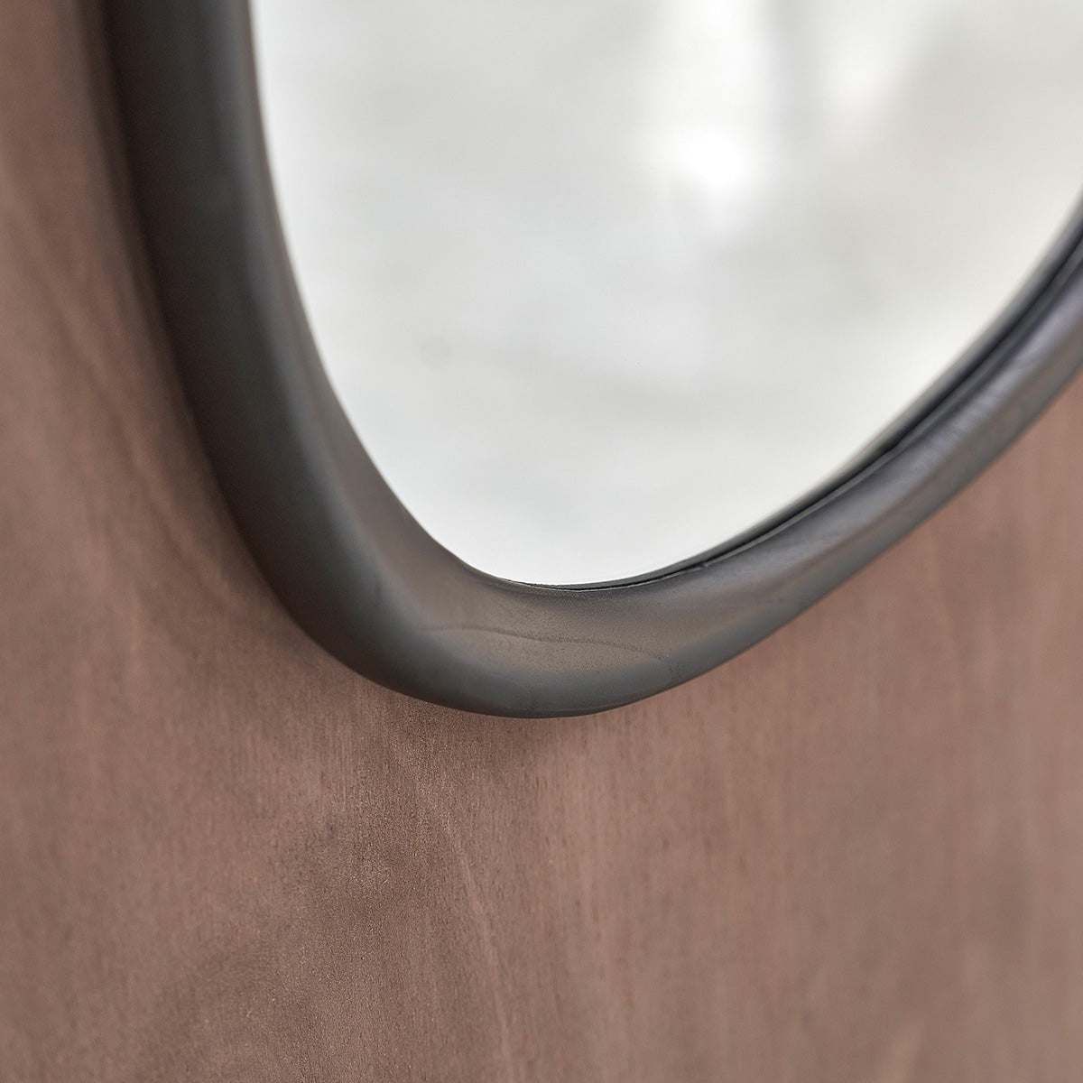 MIR0012-miroir_organique_en_bois_de_mindi_noir_75x60_cm-05.jpg