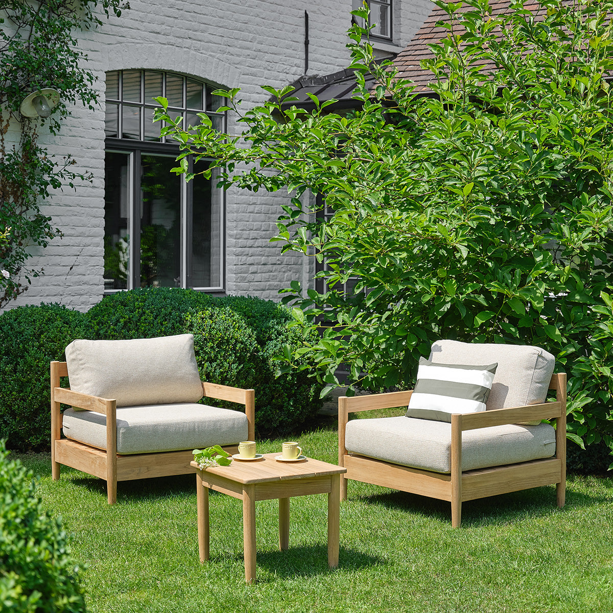 SBJ0004-salon_de_jardin_bas_en_teck_massif_avec_coussins_beige_chine_2_pers-01.jpg