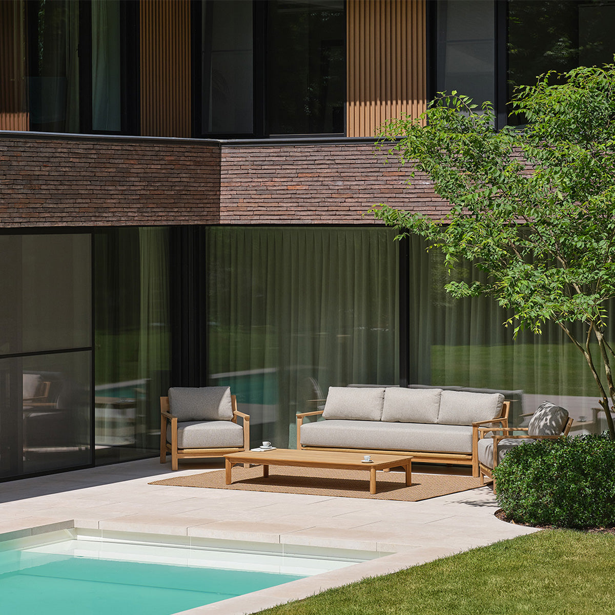 SBJ0006-salon_de_jardin_bas_en_teck_massif_avec_coussins_gris_chine_5_pers-01.jpg