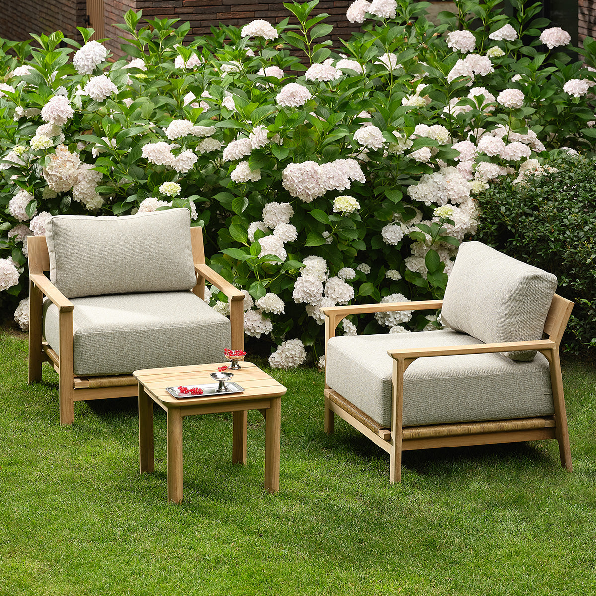 SBJ0007-salon_de_jardin_bas_en_teck_massif_avec_coussins_gris_chine_2_pers-01.jpg