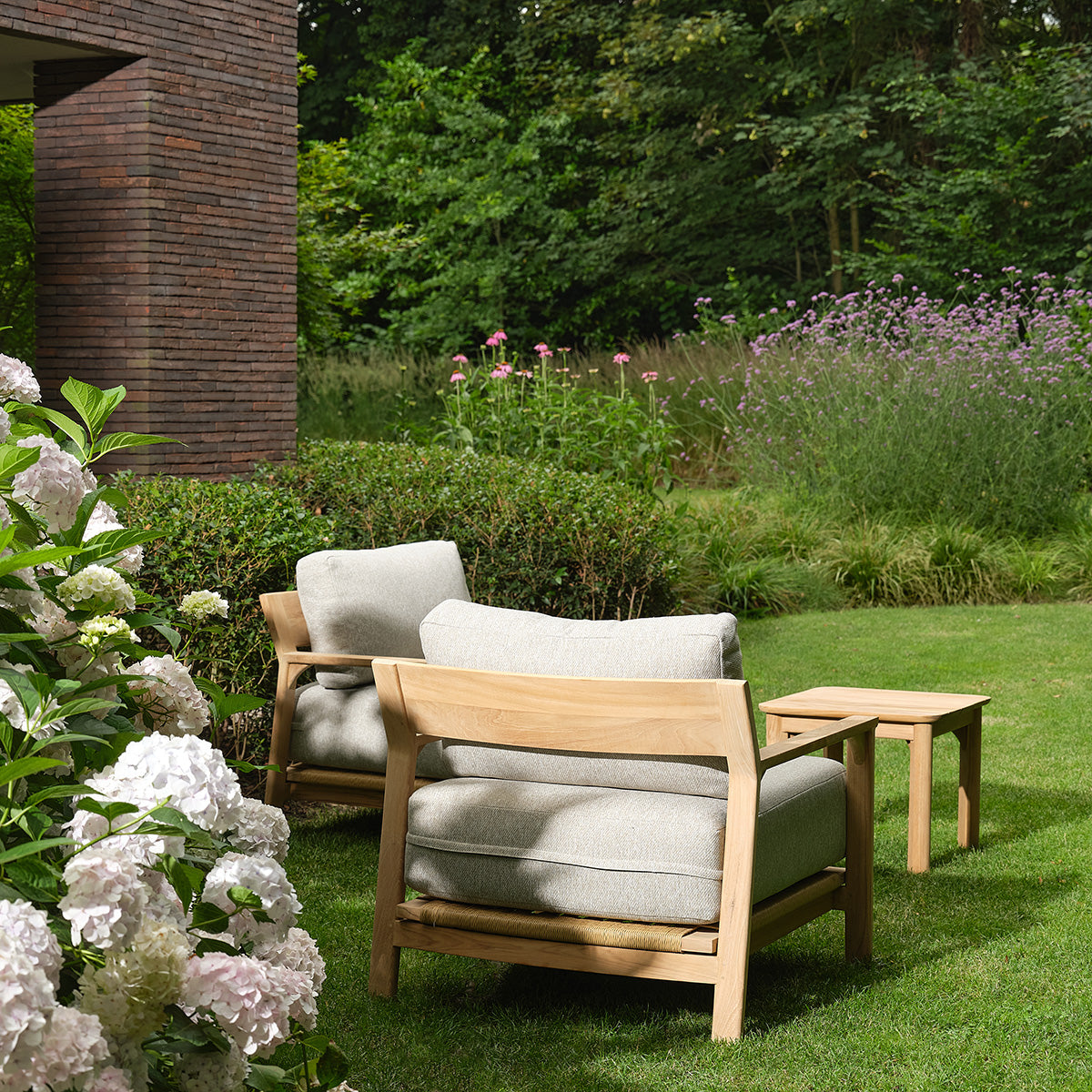 SBJ0007-salon_de_jardin_bas_en_teck_massif_avec_coussins_gris_chine_2_pers-04.jpg