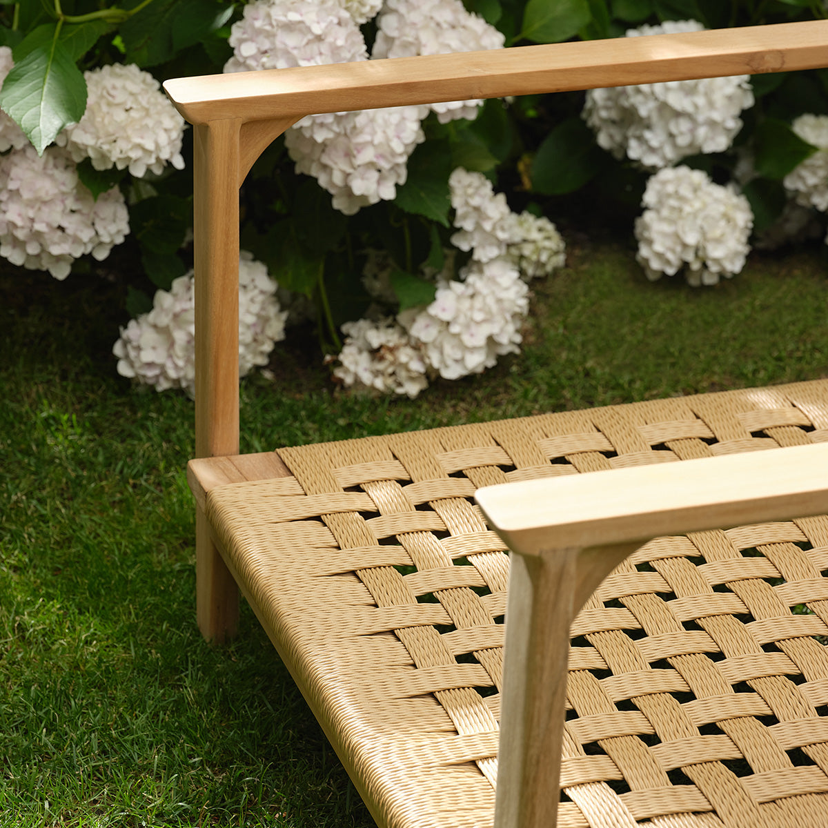 SBJ0007-salon_de_jardin_bas_en_teck_massif_avec_coussins_gris_chine_2_pers-06.jpg