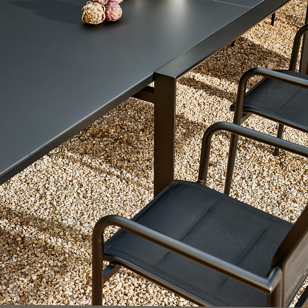 SDJ0016-salon_de_jardin_en_aluminium_et_textilene_extensible_noir_6_10_pers-05.jpg