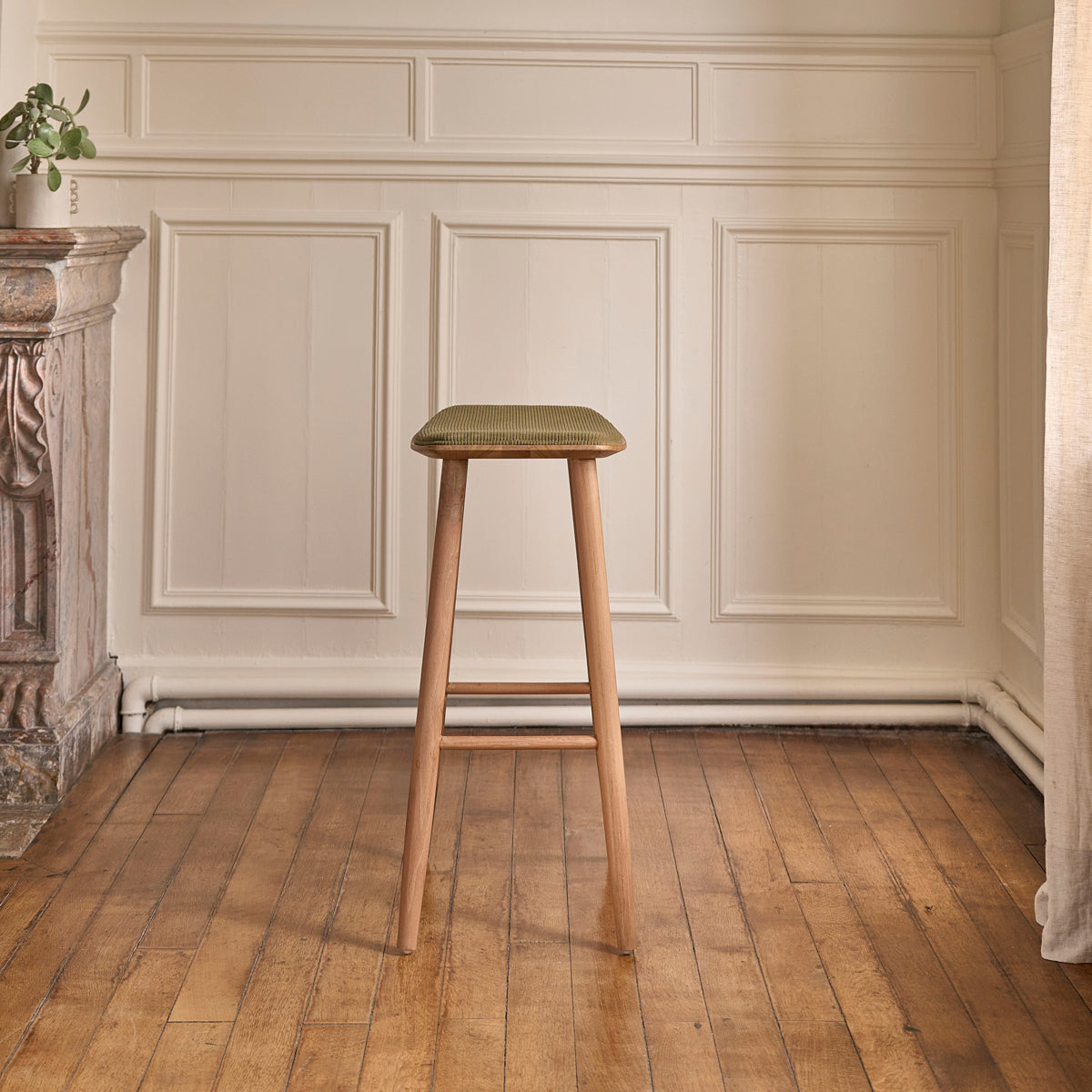 TCB0008-lot_de_2_tabourets_de_bar_en_teck_massif_assise_velours_cotele_75_cm-04.jpg