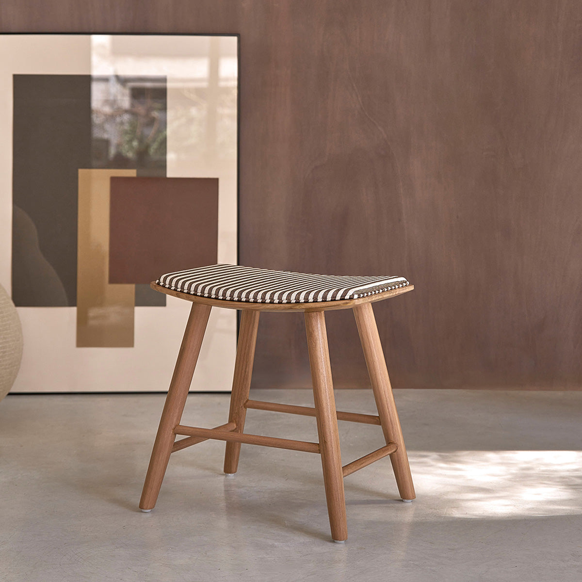 TCB0016-lot_de_2_tabourets_de_bar_en_teck_massif_et_assise_a_rayures_45_cm-03.jpg