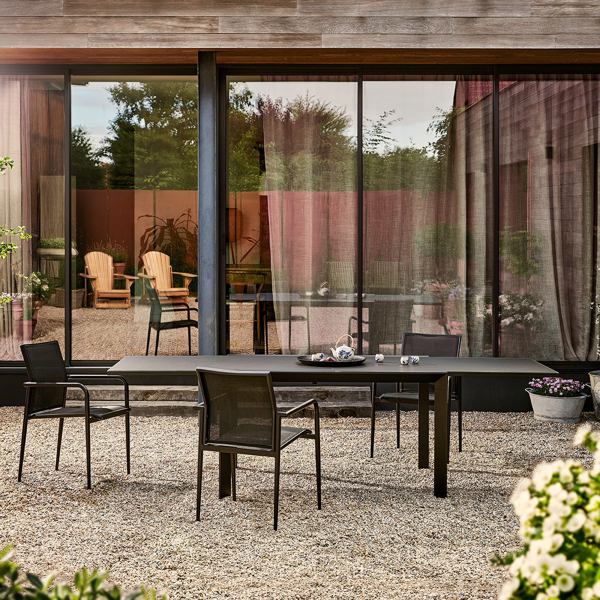 TDJ0011-table_de_jardin_en_aluminium_et_verre_extensible_noir_6_10_pers-01.jpg