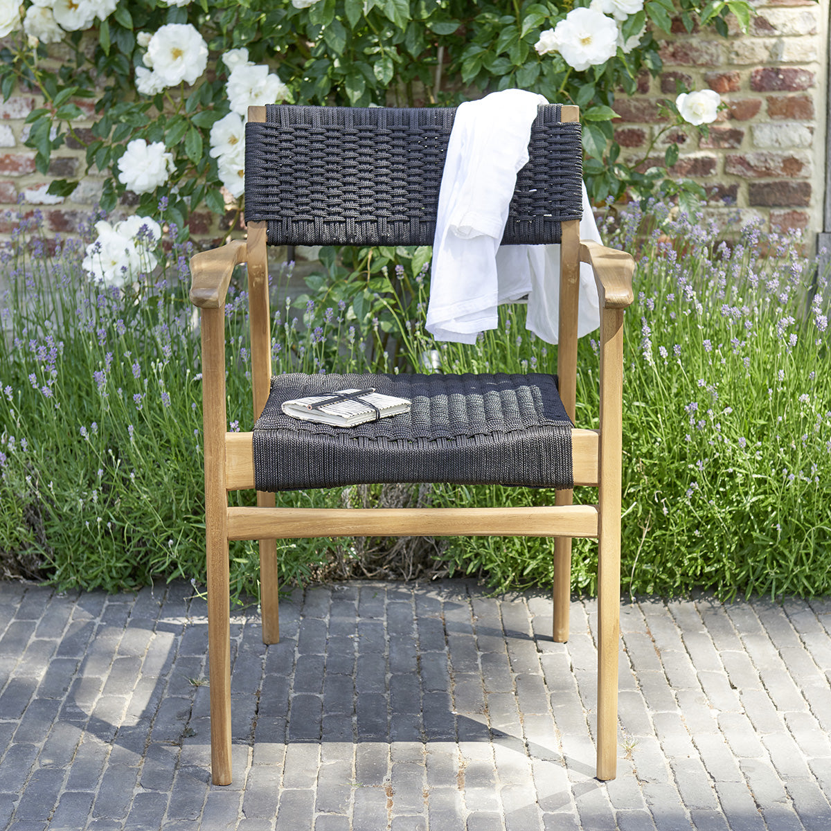 8-fauteuil_de_jardin_en_teck_massif_et_cordage_noir-03.jpg