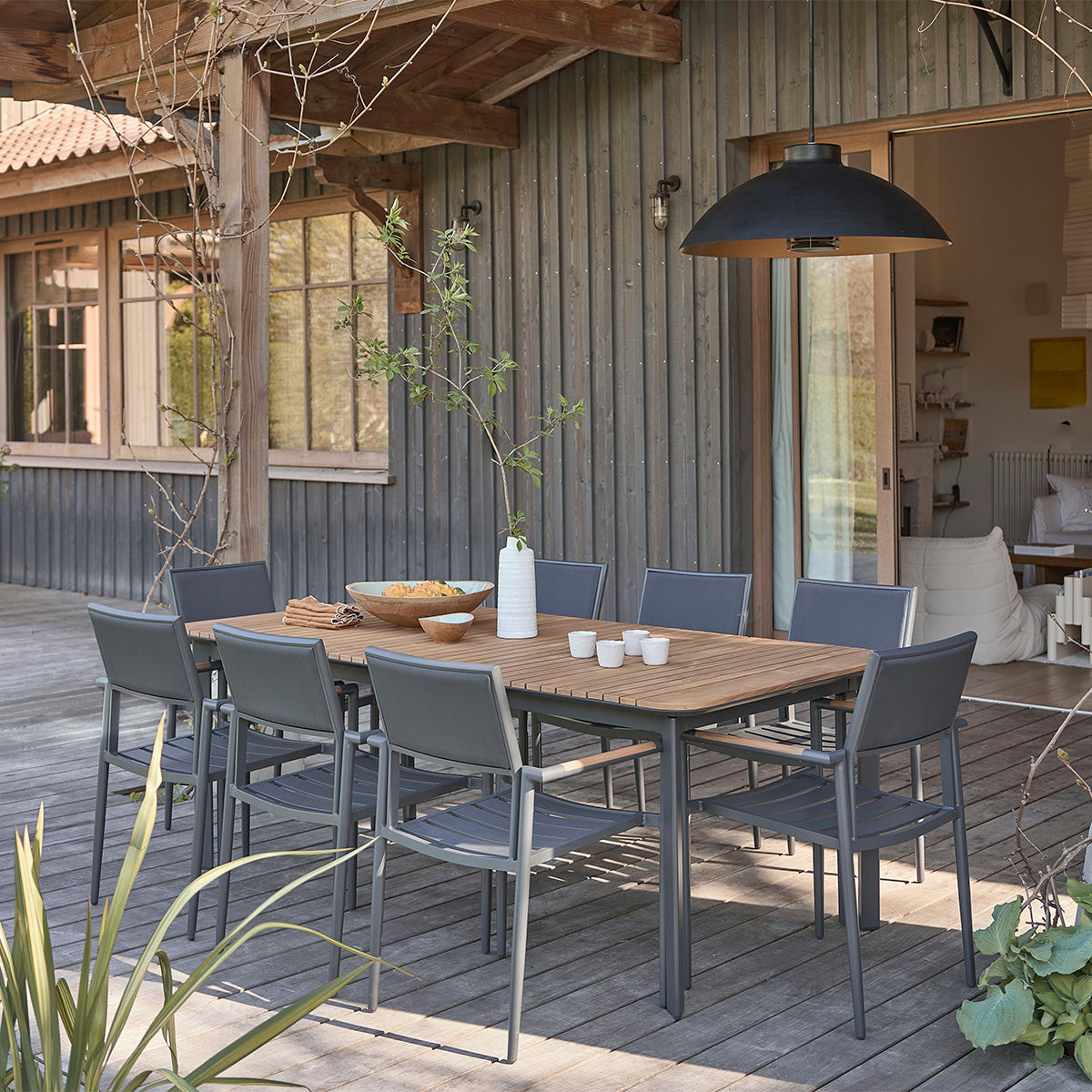 Teck et aluminium : le duo haut de gamme pour votre mobilier de jardin