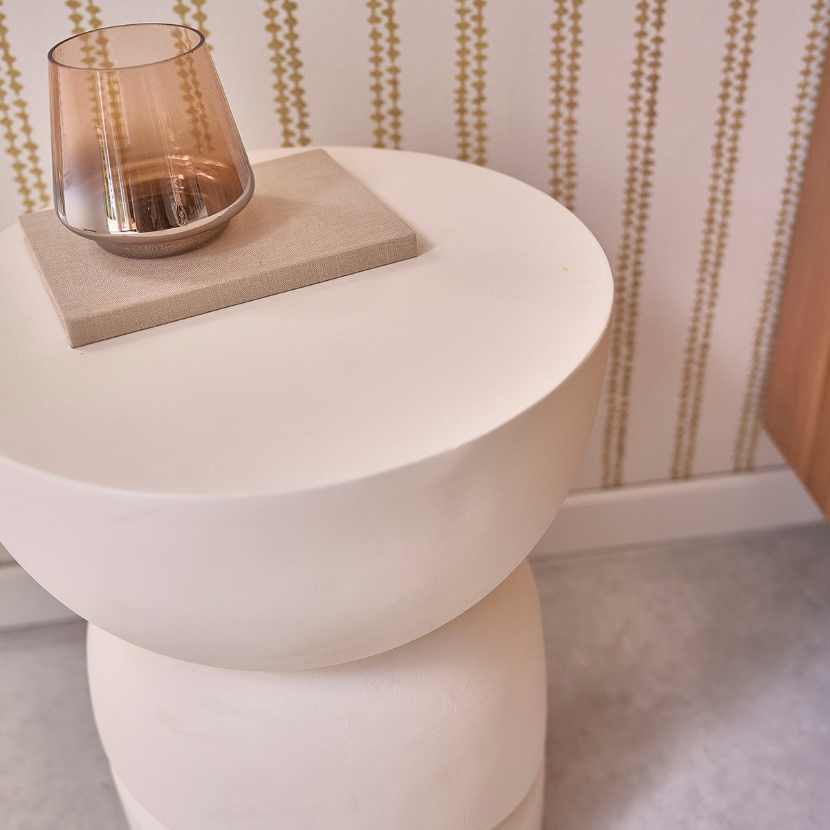 ORION - Beistelltisch aus massivem Mangoholz in Betoneffekt