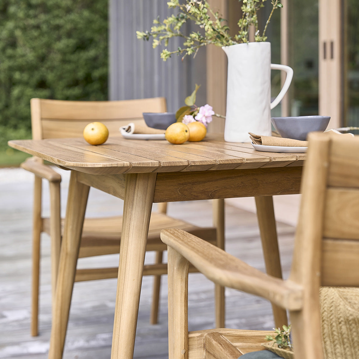 APRIL - Quadratischer Gartentisch aus massivem Teakholz für 2 bis 4 Pers.