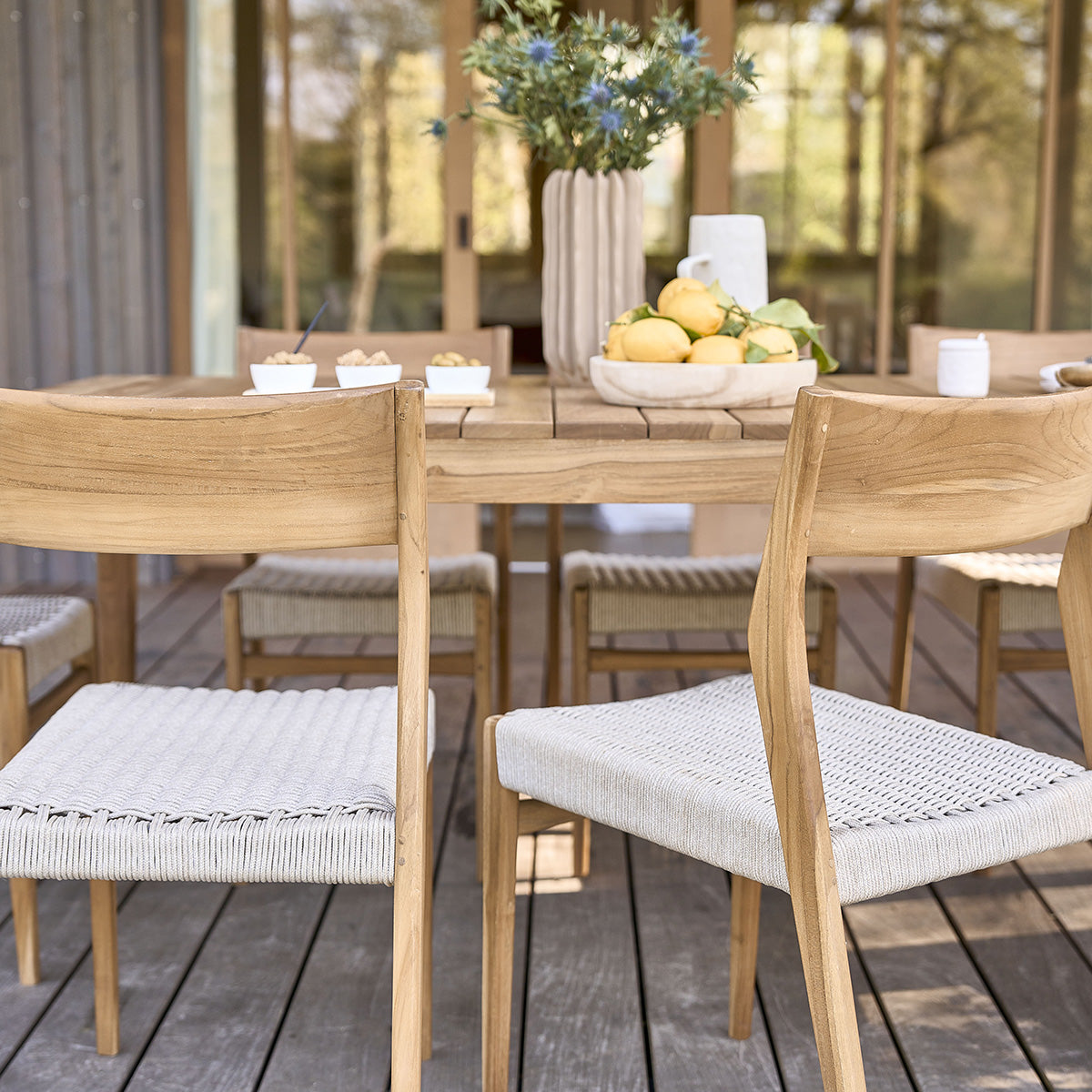 LIVIE - Gartenmöbel aus massivem Teakholz und mit beigem Seilsitz für 8 Pers.