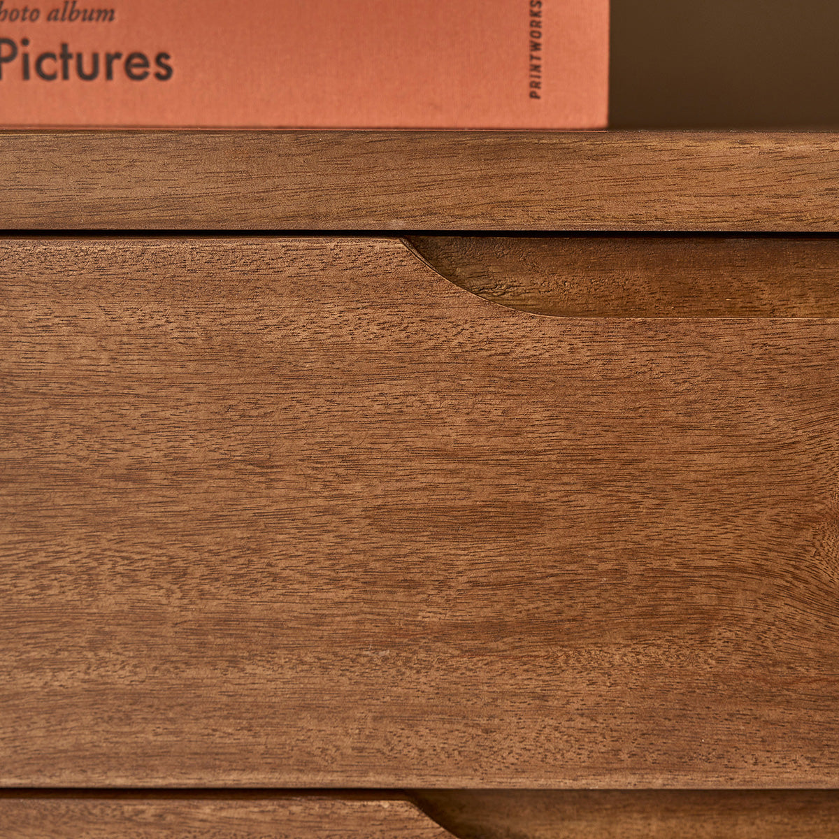 NOVA - Bücherregal aus massivem Mangoholz, 118 cm