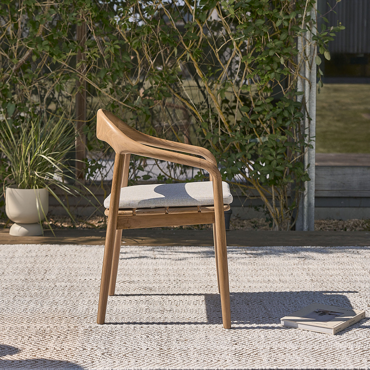 AMBRE - Gartensessel aus massivem Teakholz mit grauem Kissen