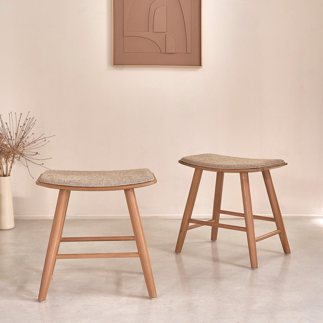 AMBRE - Set aus 2 Barhockern aus massivem Teakholz und greigefarbenem Samt (Kombination aus Grau und Beige), 45cm