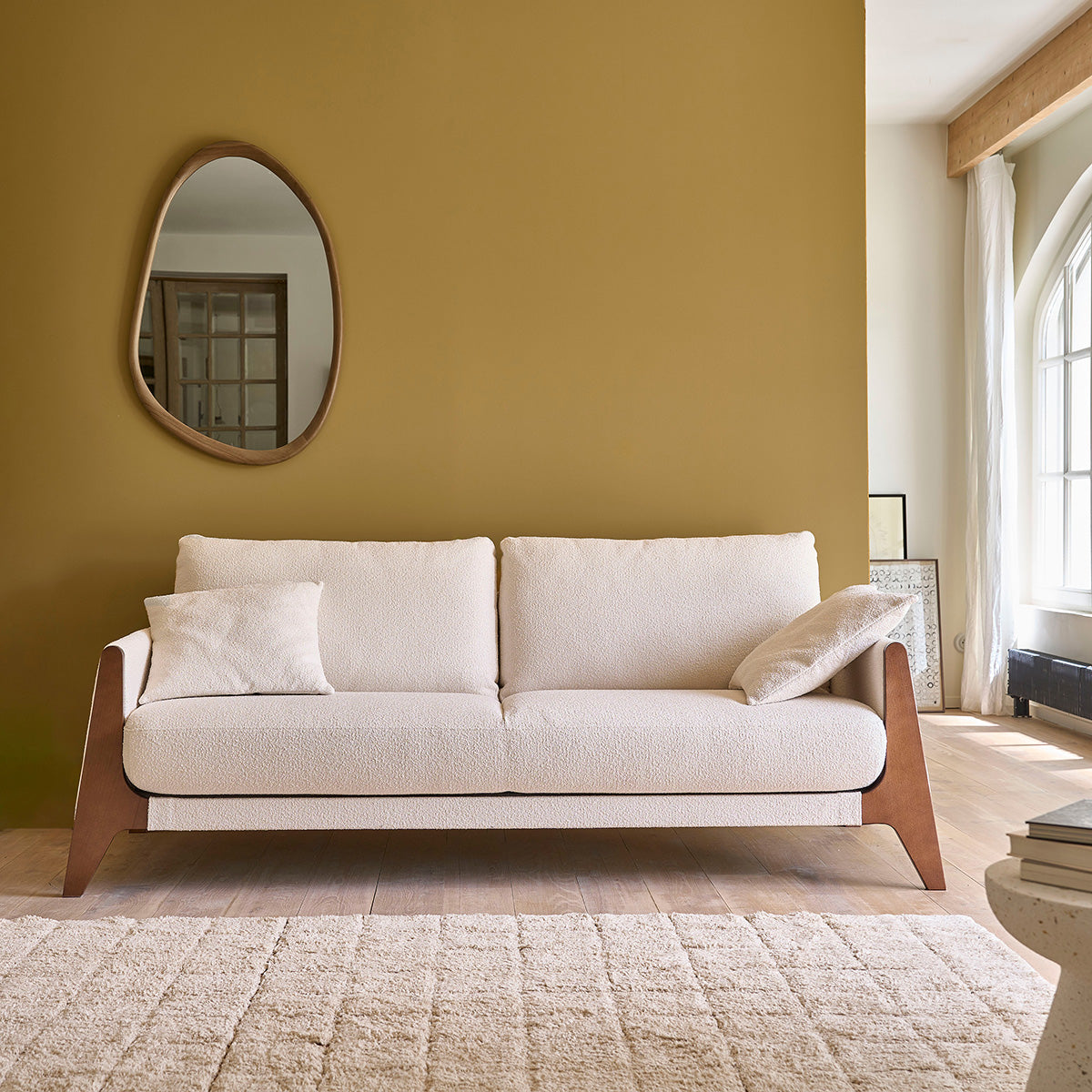 ONDINE - Gerades 3-Sitzer-Sofa aus Massivholz und weißem Bouclé-Stoff