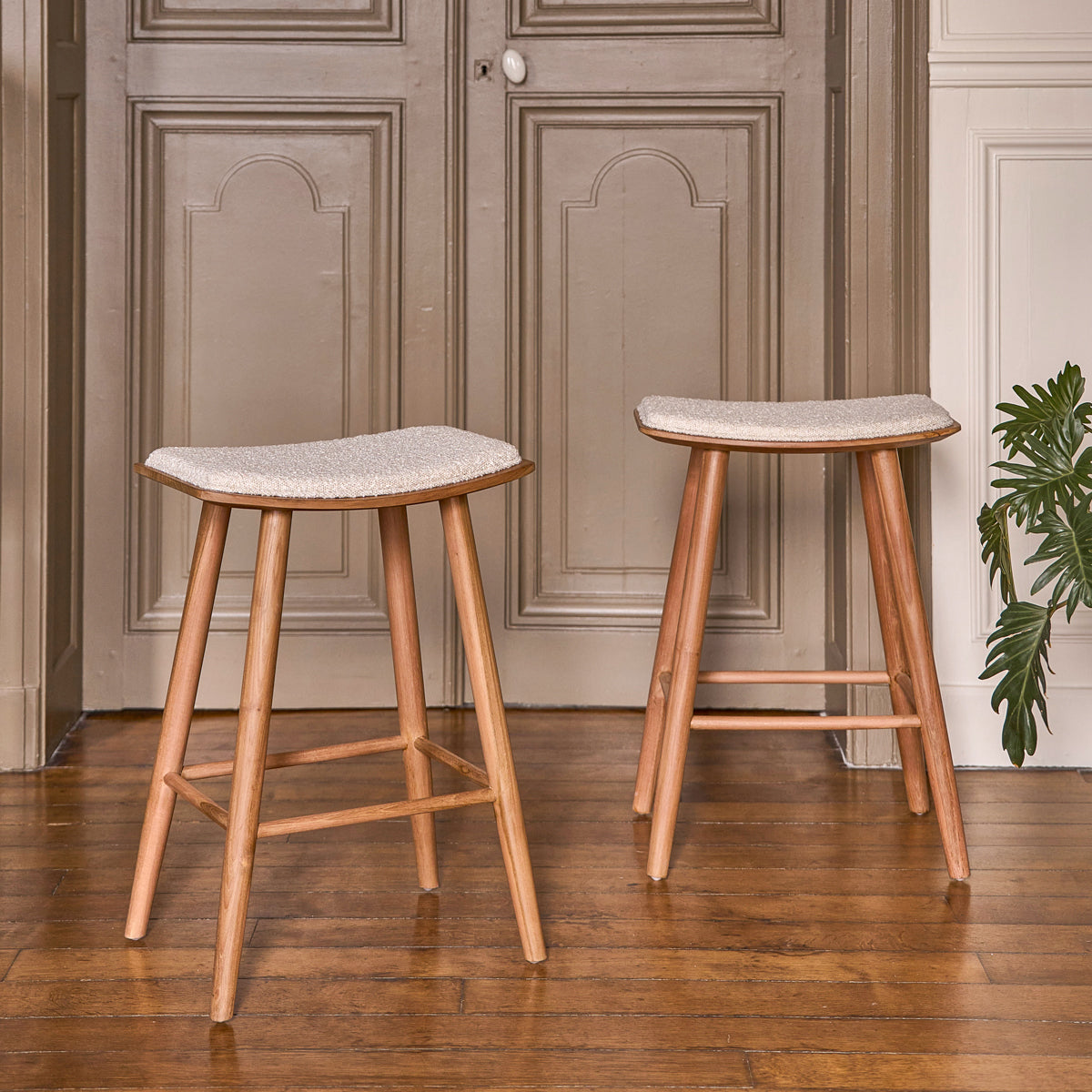 AMBRE - Set von 2 Hockern aus massivem Teakholz Bouclé-Sitz 65 cm