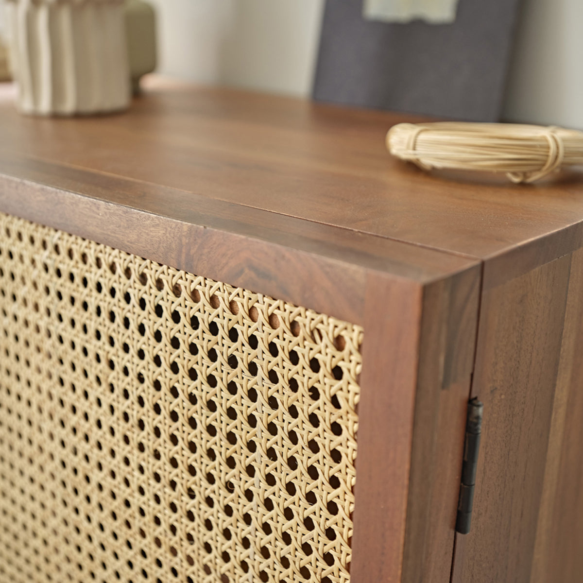 LEONTINE - Sideboard aus massivem Akazienholz mit Nussbaum-Oberfläche und Rohrgeflecht 120 cm