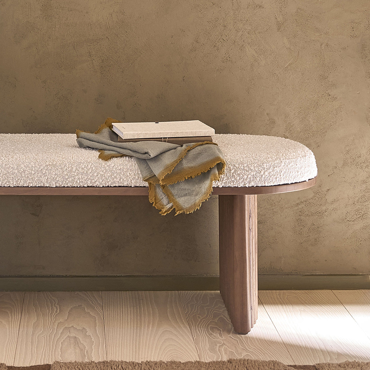 MARLOW - Bank aus massivem Mindi in Walnuss-Finish und Bouclé-Stoff 120 cm