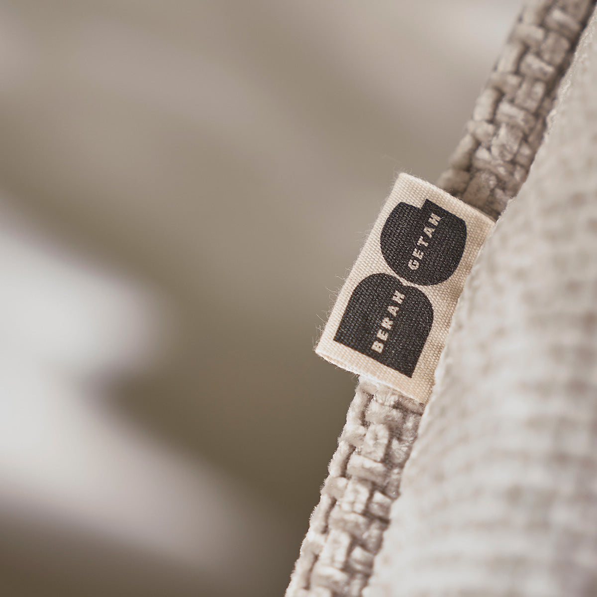 HECTOR - Gerades 3-Sitzer-Sofa aus beigem gewebtem Samt