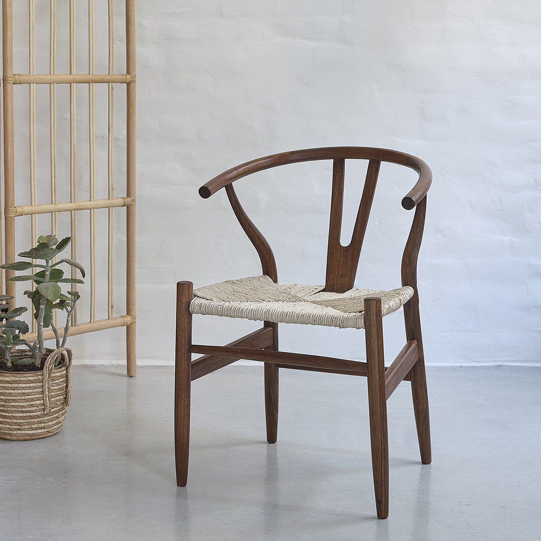 CAMILLE - Stuhl aus massivem Mindi in Walnuss-Finish und natürlichem Seil