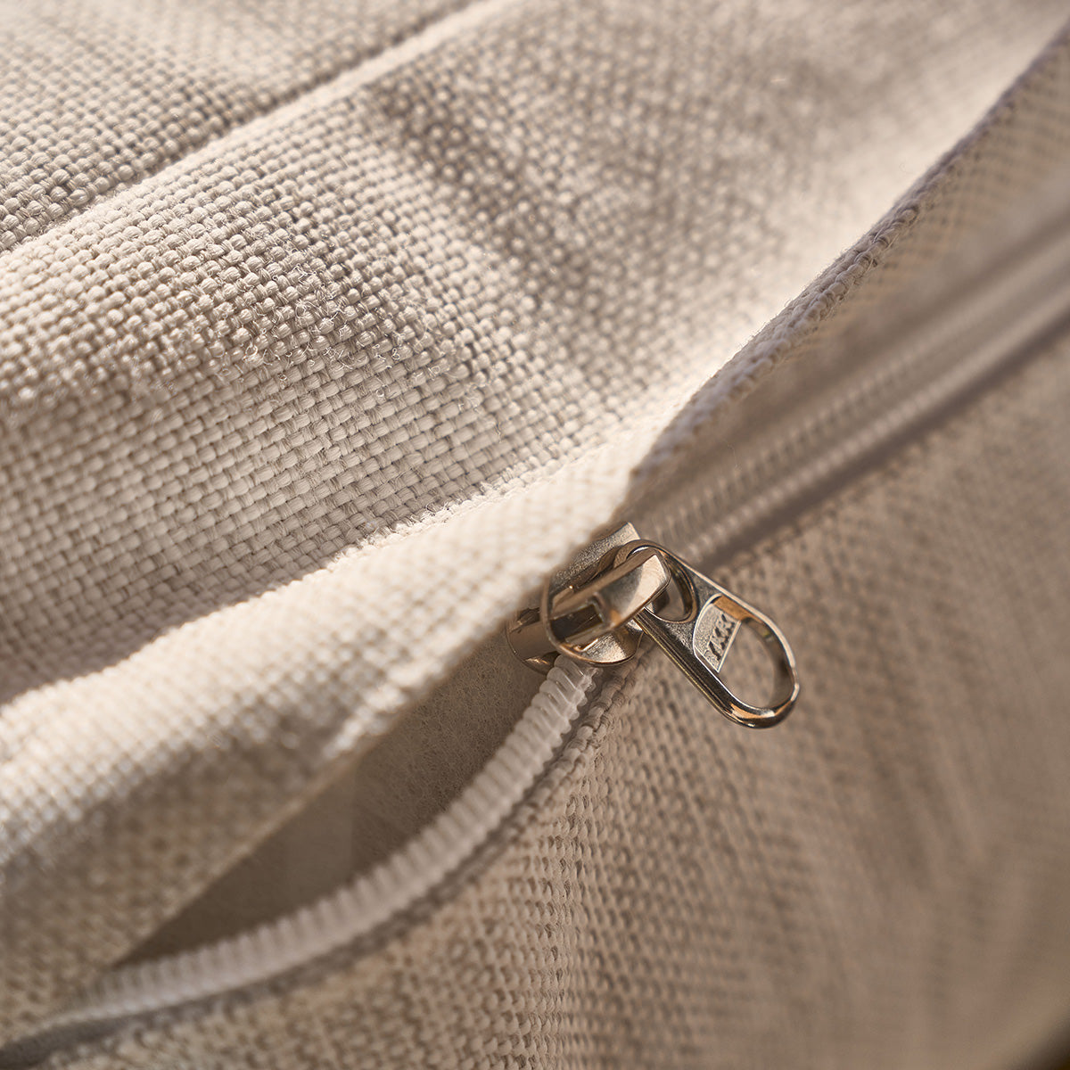 MAORA - Gartensessel aus massivem Teakholz mit Kissen