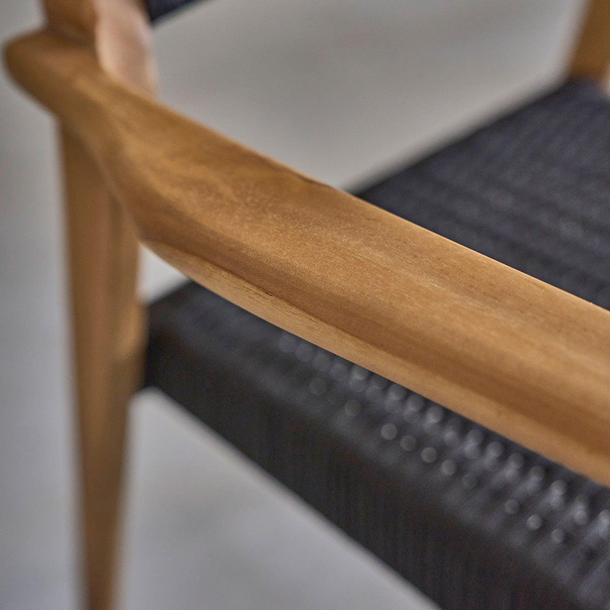 Sessel aus massivem Teakholz und schwarzem Tauwerk.