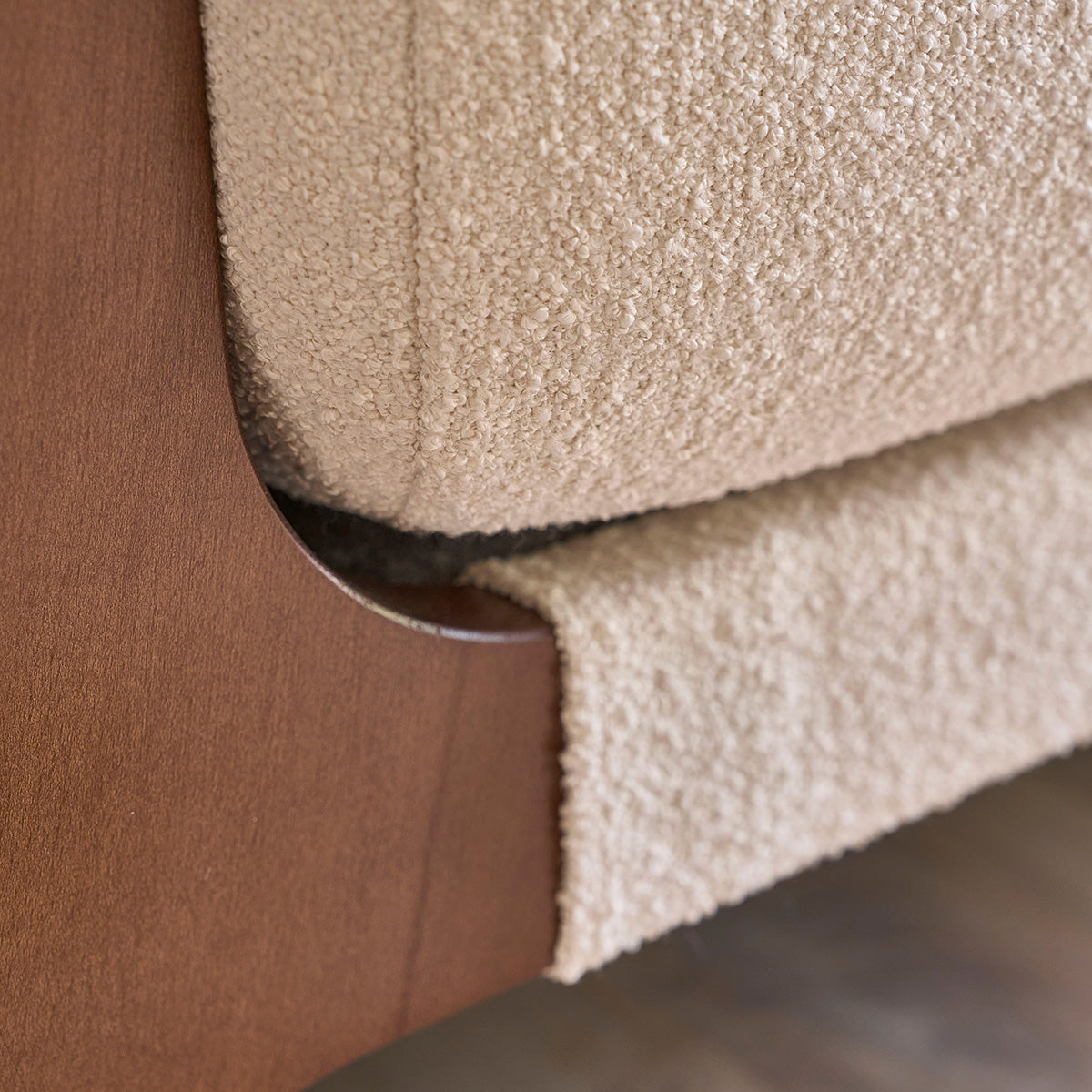 ONDINE - Gerades 3-Sitzer-Sofa aus Massivholz und weißem Bouclé-Stoff