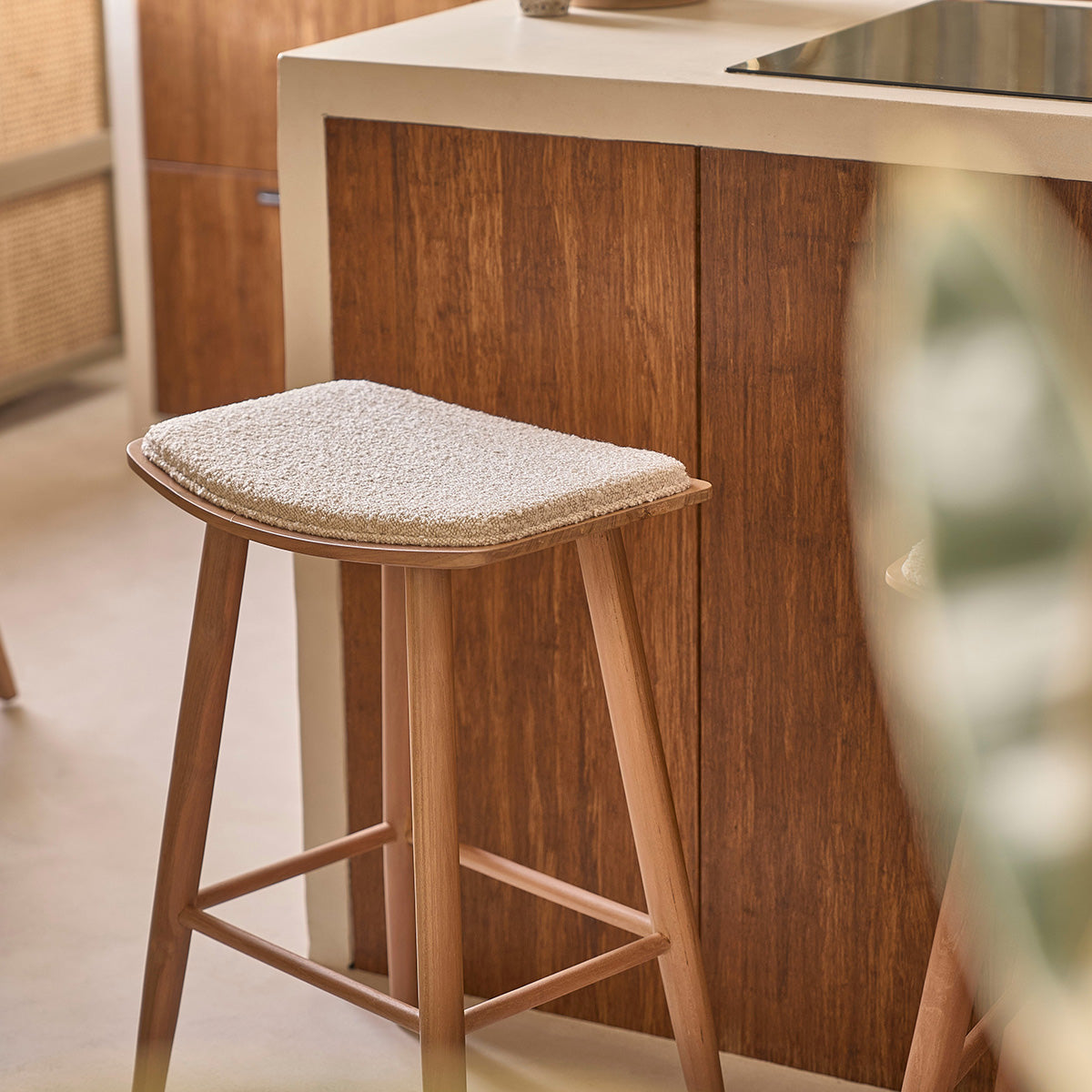 AMBRE - Hocker aus massivem Teakholz Bouclé-Sitz 75 cm