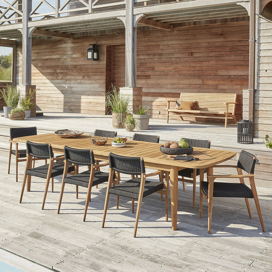 ESTHER - Ausziehbare Gartenmöbel aus massivem recyceltem Teakholz in Schwarz für 8/10 Pers.