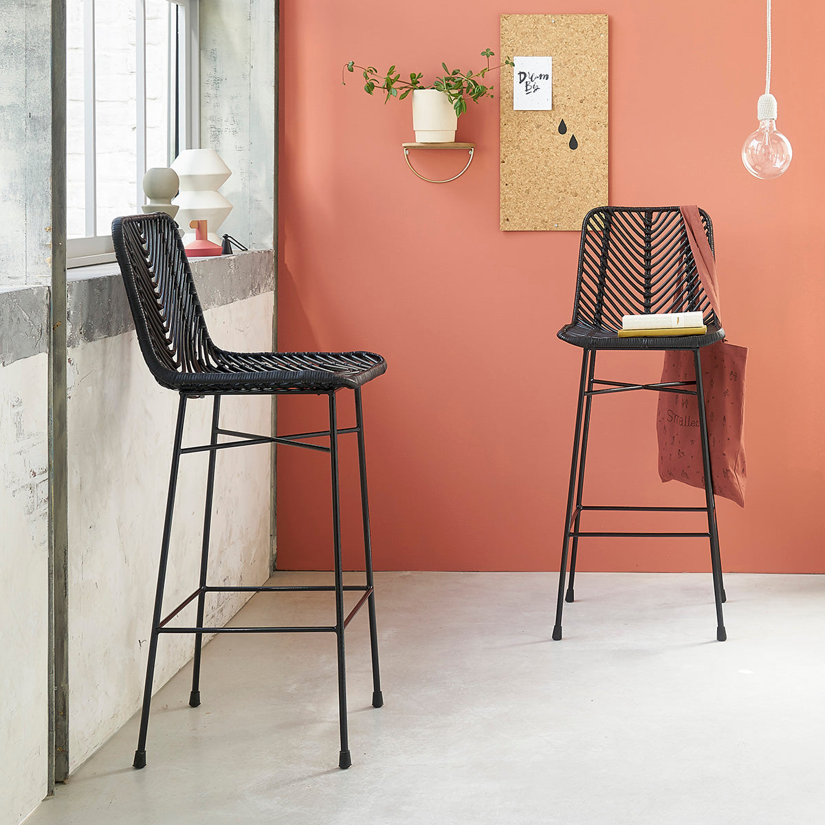 BOHEMA - Barhocker aus Rattan und schwarzem Metall