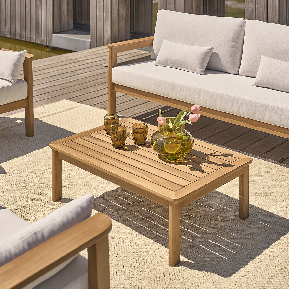 MAORA - Niedrige Gartenmöbel aus massivem Teakholz mit Kissen