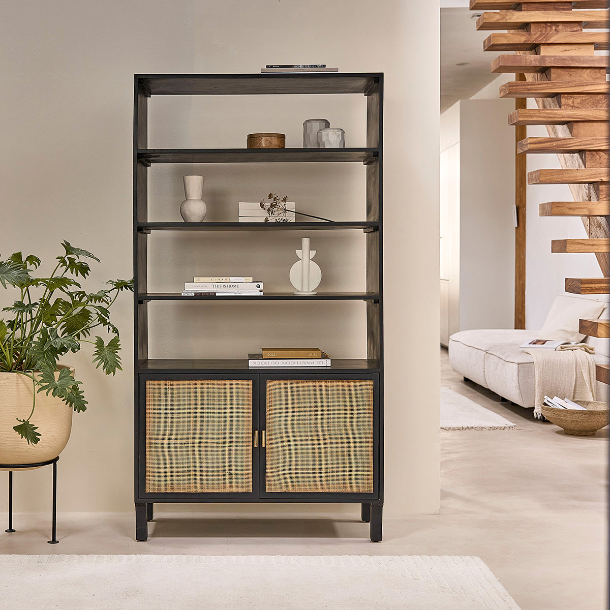 BLAISE - Bücherregal aus massivem Mangoholz, schwarz und Rohrgeflecht 170 cm