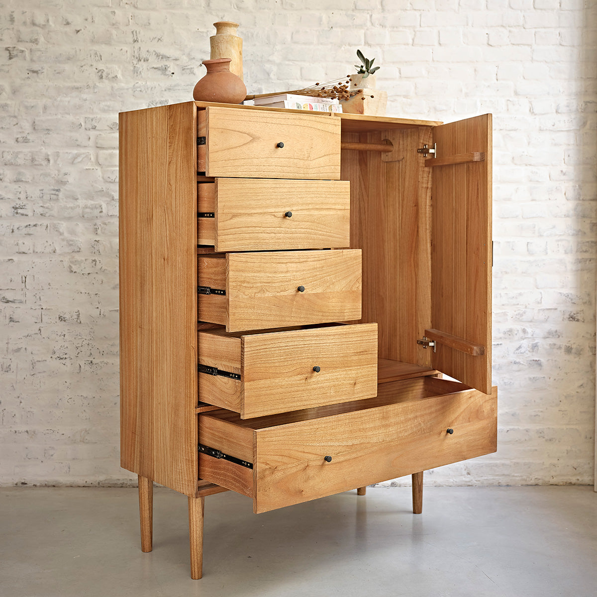 PIA - Schrank aus massivem Mindi 160 cm