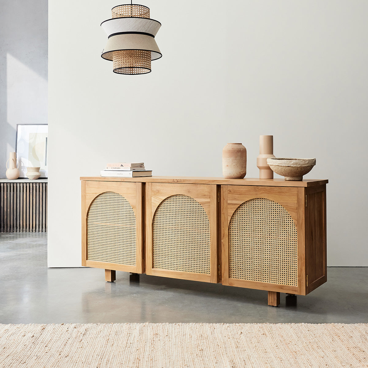 LOÉ - Sideboard aus massivem Teakholz und mit Rohrgeflecht 183 cm