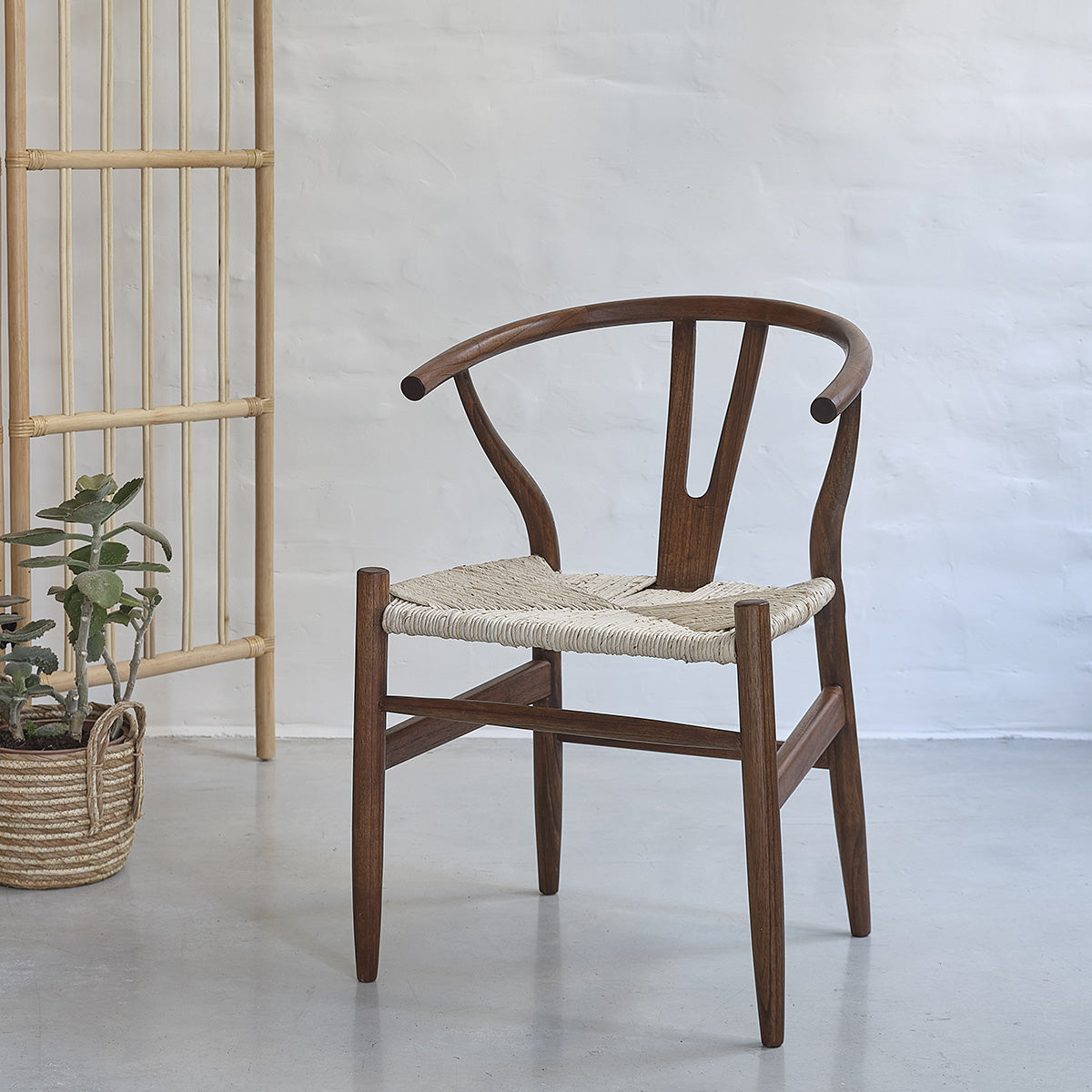 1587-chaise_en_mindi_massif_finition_noyer_et_corde_naturelle-01.jpg